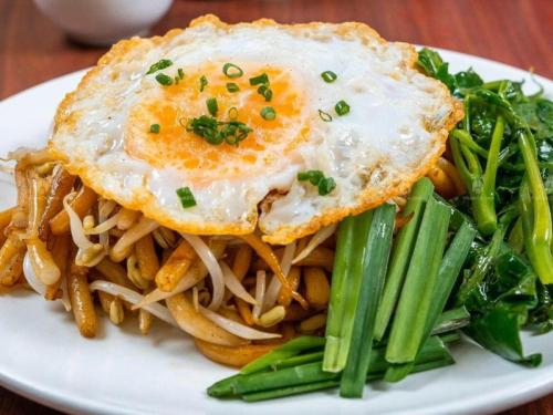11. Stir fry short rice noodle
